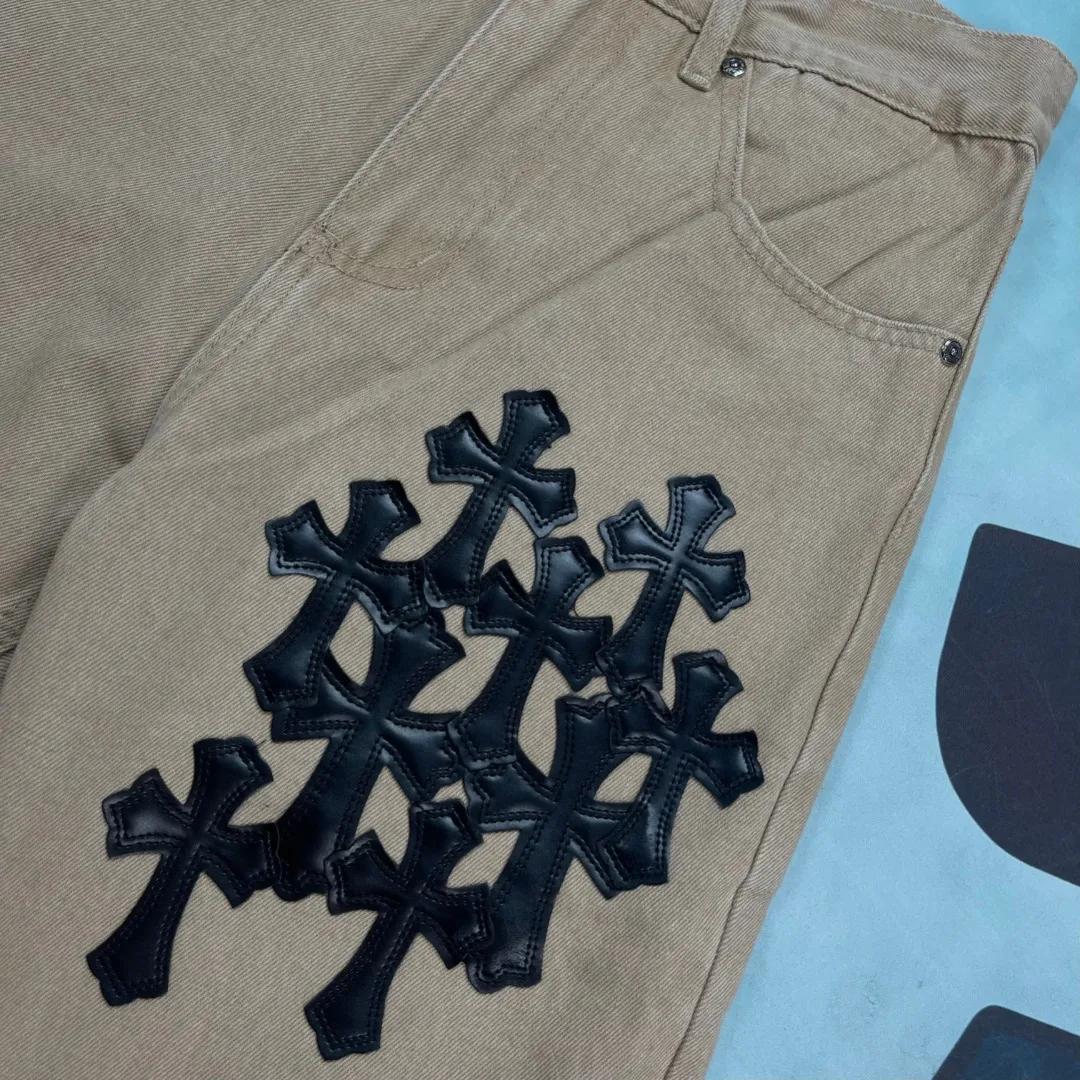🅿️280 🔘Style No.-KL177 🔘Cro Heart𝐂𝐡𝐫𝐨𝐦𝐞 𝐇𝐞𝐚𝐫𝐭 25FW CH hardware rivets plain version khaki patchwork leather jeans* Limited edition, super rare! It uses Levi's 23301 base plate, and the fabric is yarn-densified thickened thick left twill denim, which is strong and textured. The cross pink leather plaque on it is so eye-catching, and the hardware is electroplated silver military pattern horseshoe buttons, which are exquisite and durable. The washing process took dozens of attempts to achieve such beautiful results. They are made with great care, one pair of pants takes a month, 23 pieces of leather are used, and the threads are hand-sewn and threaded. They are extremely perfect. And it’s the same style for men and women, so whoever wears it will look better! The matching suggestions are as follows: Dark Gothic style: Pair the upper body with a black lace see-through top, a black leather short jacket, black thick-soled Martin boots, and silver Gothic accessories, such as cross necklaces and bracelets, to complete the dark Gothic style. Street hip-hop style: Wear a loose white hooded sweatshirt, tuck the corner of the sweatshirt into your pants, pair it with a pair of colorful sneakers, such as Nike's AJ series, and wear a baseball cap of the same color, which is full of street hip-hop style. Cool and functional style: Wear a black quick-drying jacket inside, wear a multi-pocket functional jacket on the outside, carry a large-capacity functional bag, and wear a pair of tactical boots. You can easily achieve cool and functional style.  Size: S M L XL (28.30.32.34) Color: Khaki Black Khaki Pink